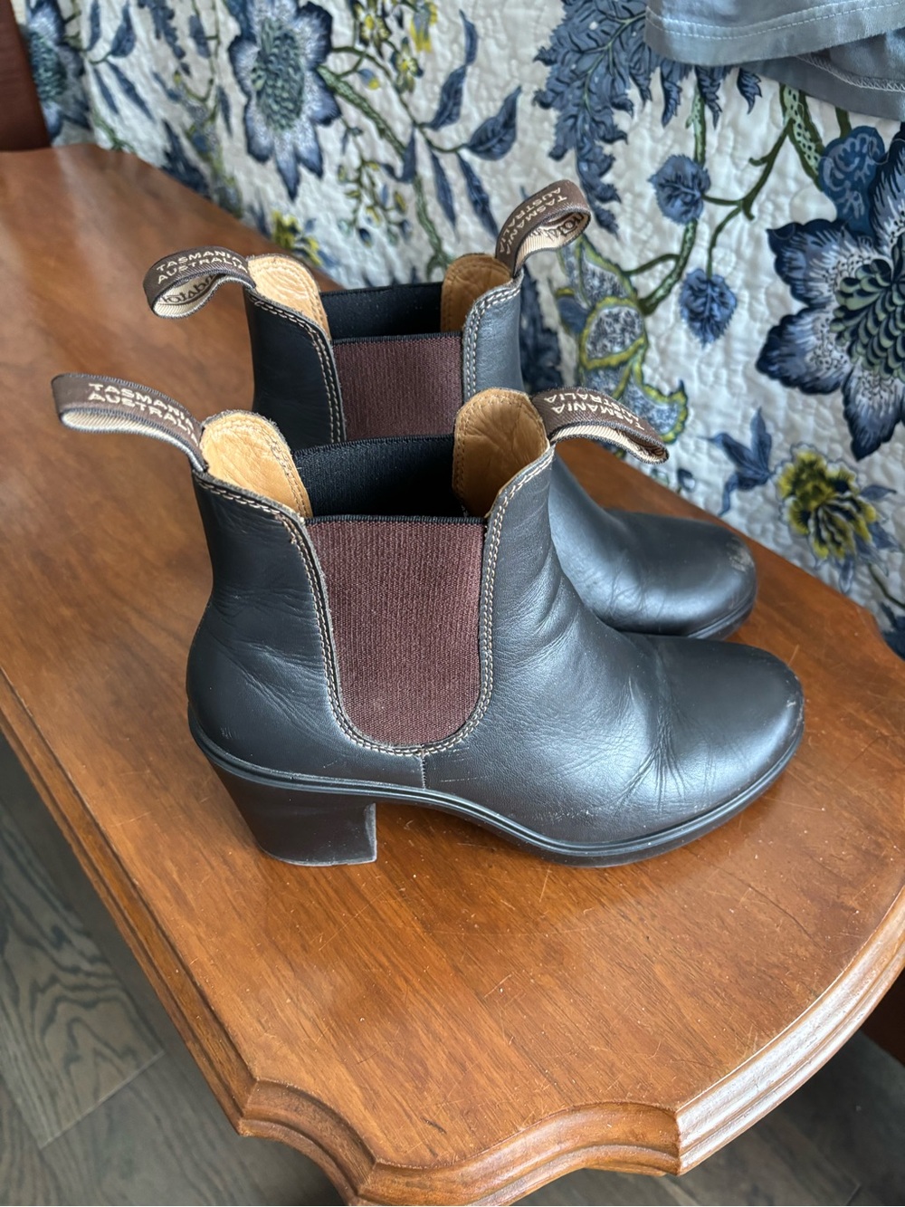 Blundstone Black Leather Chelsea Ankle Boots with Brown Elastic Gusset